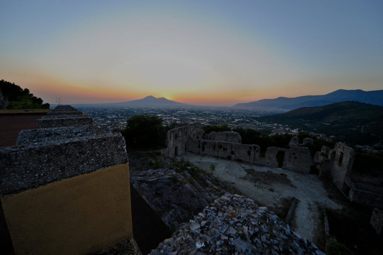 Veduta del Vesuvio dal tetto del Palazzo Fienga